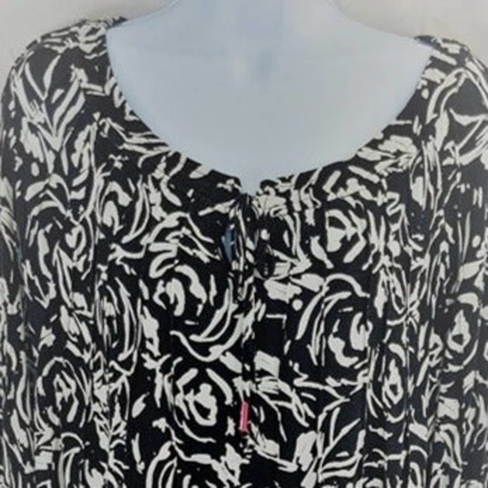 Ellen Tracy Womens Large Pullover Buttonhole Black White Roses Gently Used